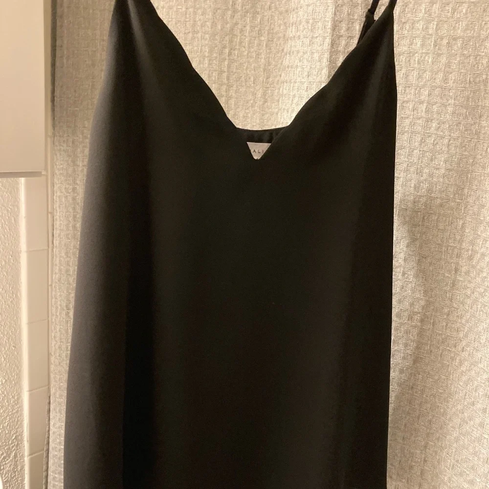 Socialite black scalloped v neck camisole - Picture 8 of 8
